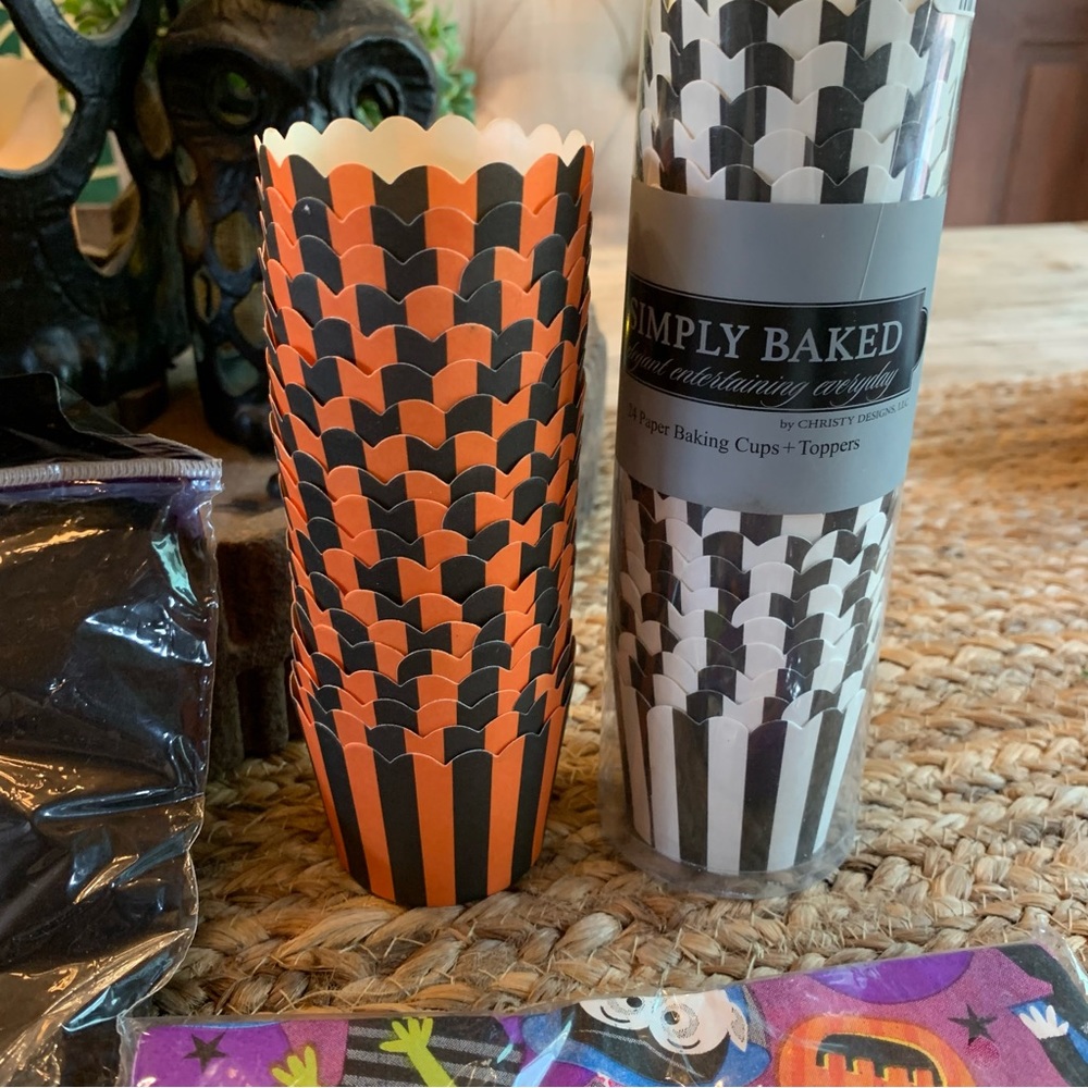 Halloween Party Lot Table Cover Napkins, Leaf Bag Pumpkin, Paper Cupcake Holders - Picture 7 of 12